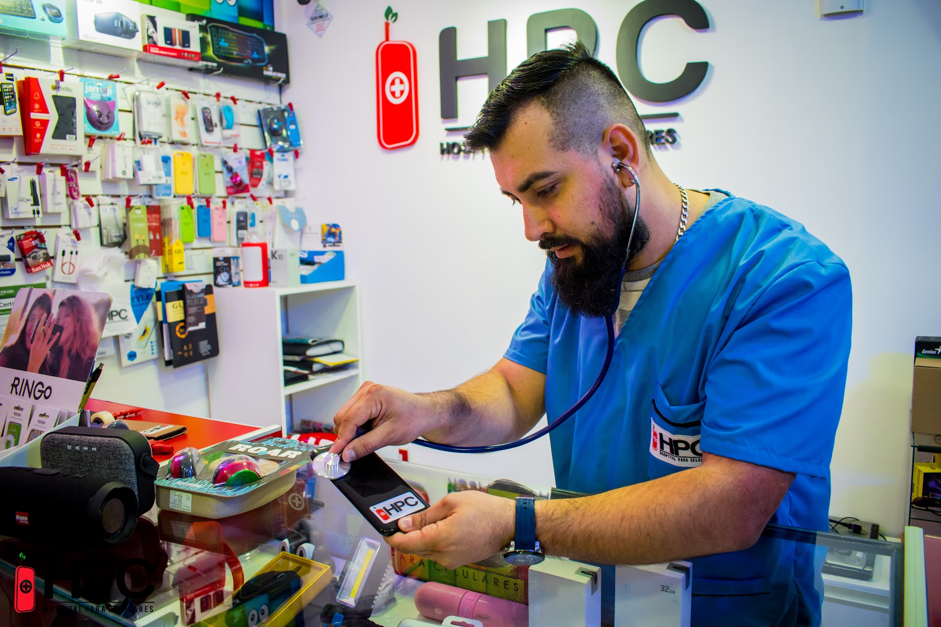 Técnicos especializados de HPC con uniforme